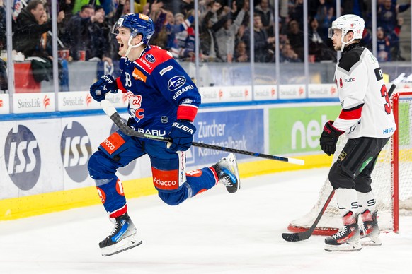 ZSC Lions&#039; Rudolfs Balcers, links, bejubelt sein Tor zum 2:1 neben Lausanne HCs Lukas Frick im Eishockey Qualifikationsspiel der National League zwischen den ZSC Lions und Lausanne HC am Samstag, ...