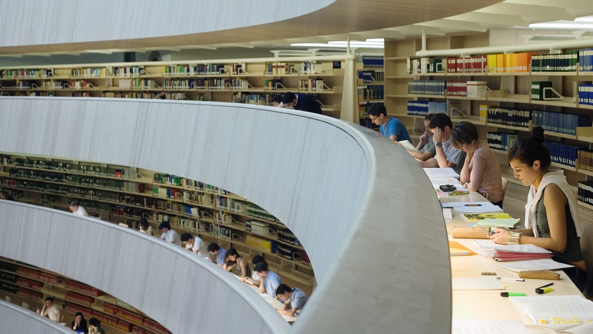 ARCHIVBILD ZUR MELDUNG, DASS AB DEM 11. MAI AUCH BIBLIOTHEKEN WIEDER OEFFNEN DUERFEN - Students studying in the library of the faculty of law of the University Zurich, pictured on June 22, 2006. The l ...