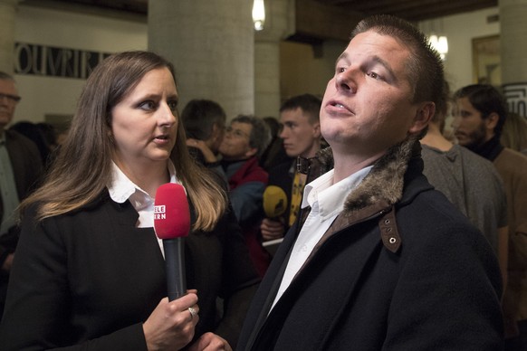 Erich Hess, SVP, verfolgt mit Michelle Renaud, Moderatorin Telebaern, die Abstimmung des ersten Wahlgang zum Stadtpraesidium, waehrend der Gemeinderatswahlen der Stadt Bern, am Sonntag, 27. November 2 ...