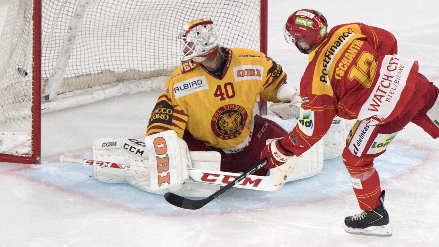 Biels Mathieu Tschantre, rechts, trifft gegen Langnaus Torhueter Damiano Ciaccio mittels Penalty zum 3:2 im Eishockey Meisterschaftsspiel der National League zwischen dem EHC Biel und den SCL Tigers,  ...