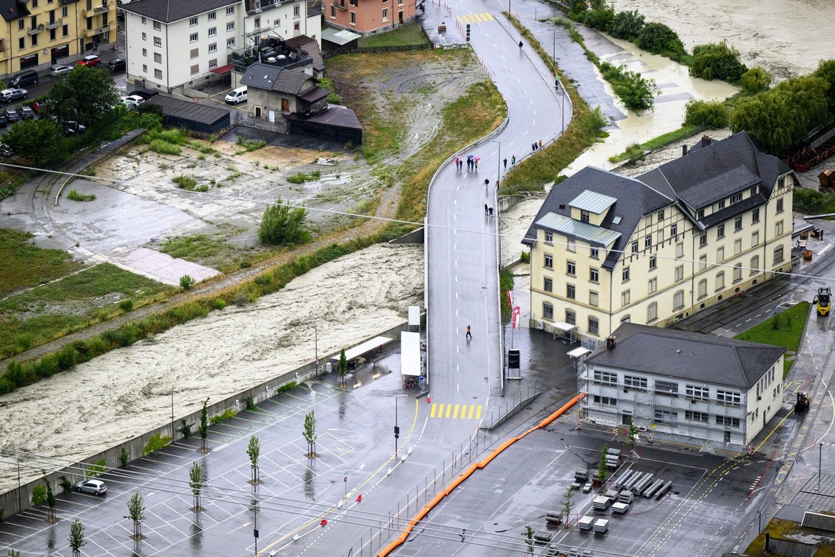 Le fleuve le Rhone, droite, et la riviere Navizence photographies en crue ce vendredi 21 juin 2024 a Chippis. Le debit du Rhone, actuellement a un niveau eleve, devrait continuer a augmenter jusqu ...