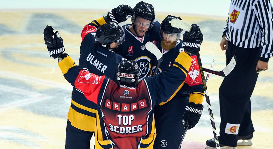 Lugano&#039;s players celebrate their victory during the Champions League 2016 HC Lugano against Adler Mannheim, at the ice stadium Resega in Lugano, Switzerland, Wednesday, September 07, 2016. (KEYST ...