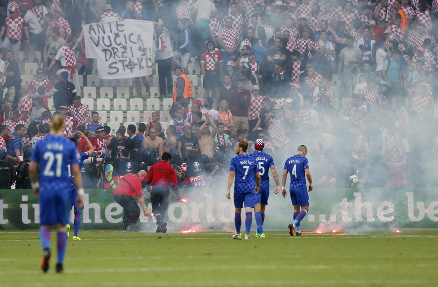 Mit dieser Aktion provozierten die kroatischen Anhänger während der Partie gegen Tschechien einen Spielunterbruch.