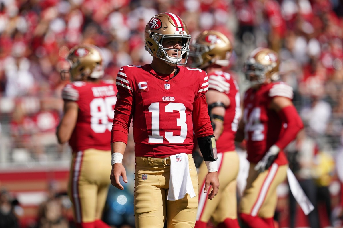 NFL, American Football Herren, USA Kansas City Chiefs at San Francisco 49ers Oct 20, 2024 Santa Clara, California, USA San Francisco 49ers quarterback Brock Purdy 13 stands on the field against the Ka ...
