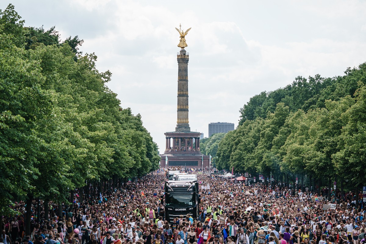 epa10088131 Demonstrators and floats move in front of the Brandenburg Gate during the 'CSD Berlin 2022' pride parade in Berlin, Germany, 23 July 2022. The 44th Christopher Street Day takes p ...