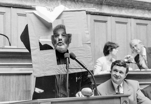 ARCHIVBILD ZUM TOD VON PFARRER ERNST SIEBER AM SAMSTAG, 19. MAI 2018 -- Der Obdachlosen-Pfarrer und EVP-Nationalrat Ernst Sieber haelt im August 1992 im Nationalratssaal in Bern eine Schweizer Fahne h ...