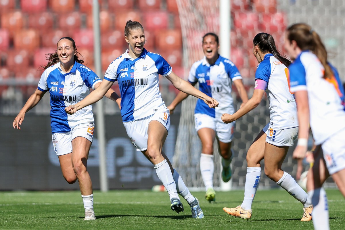 Geraldine Ess (GC), 2.v.l., jubelt nach ihrem Goal zum 1:0 waehrend dem Hinspiel des Finalspiels der Women?s Super League zwischen dem Grasshopper Club Zuerich und dem BSC Young Boys am Sonntag, 11. M ...