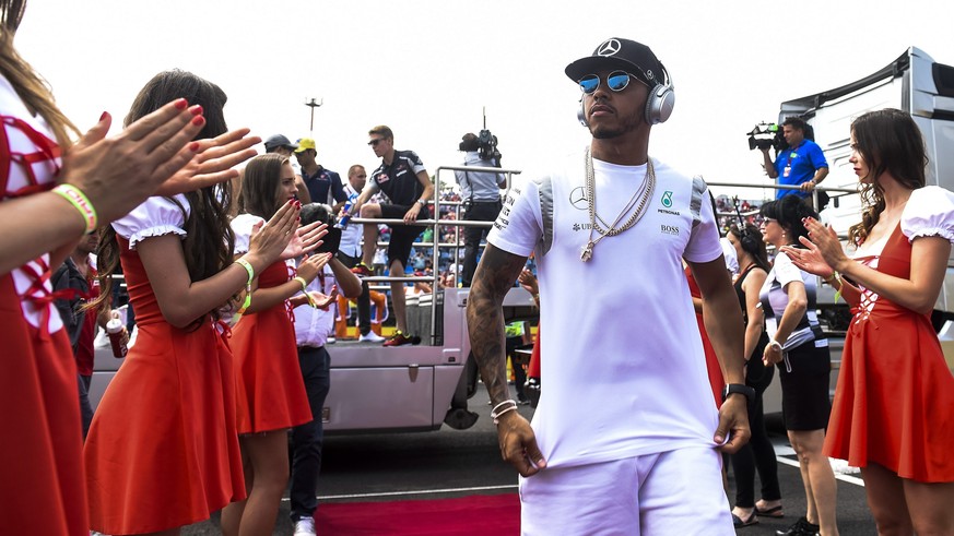 epa05438864 British Formula One driver Lewis Hamilton of Mercedes AMG GP attends the drivers parade prior to the Formula One Grand Prix of Hungary at the Hungaroring circuit, in Mogyorod, north-east  ...
