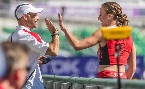 World Athletics Championships Oregon 22 United States of America, 18.07.2022 Annik KAELIN of SWITZERLAND SUI and her father/coach Marco Kaelin in the long jump of the womens heptathlon at the World At ...