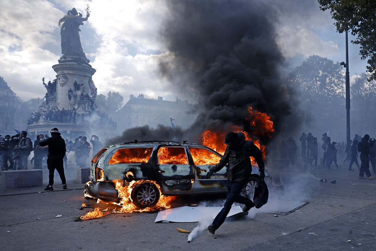 KEYPIX - epa13311391 A car burns at Place de la Republique as clashes break out between protesters and police during a demonstration against rising living costs and cuts to public services in Paris, F ...