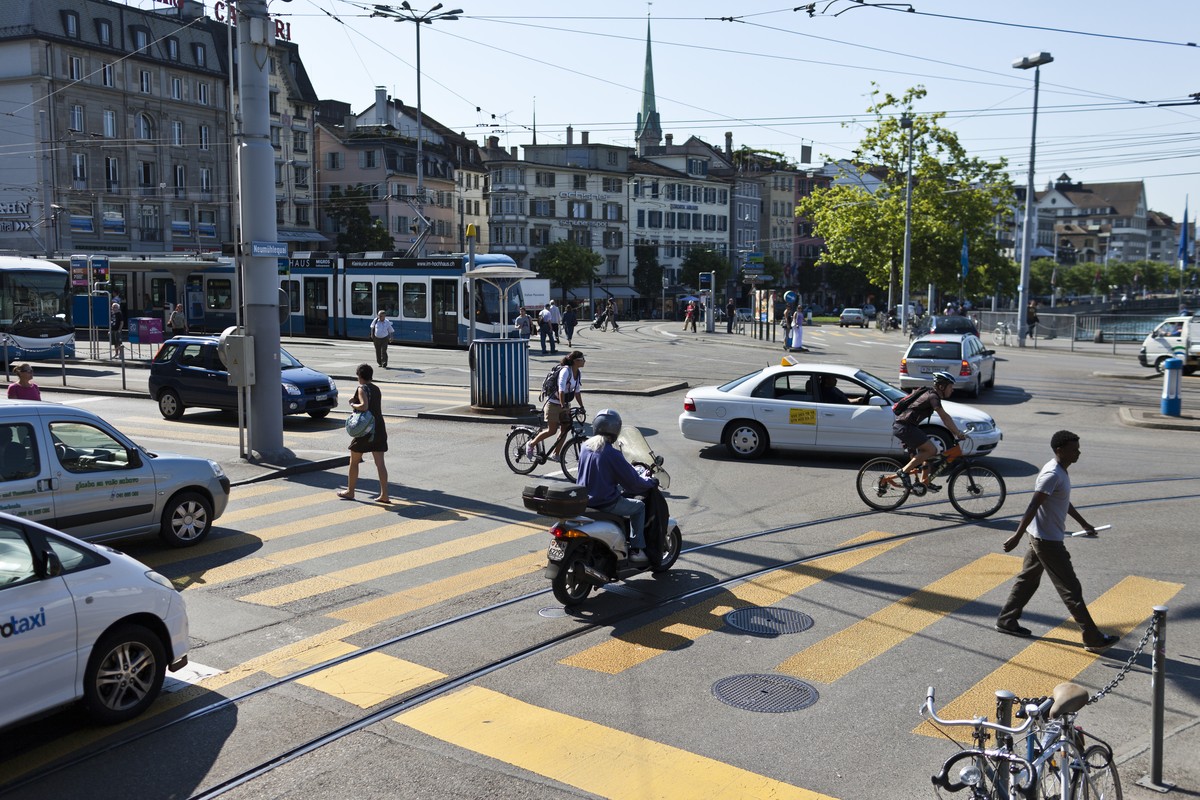 ARCHIV --- ZUR ASTRA-UNFALLSTATISTIK STELLEN WIR IHNEN FOLGENDES BILD ZUR VERFUEGUNG --- Traffic and pedestrians at Central Zuerich, pictured in Zuerich, Switzerland, on July 12, 2011. (KEYSTONE/Gaeta ...