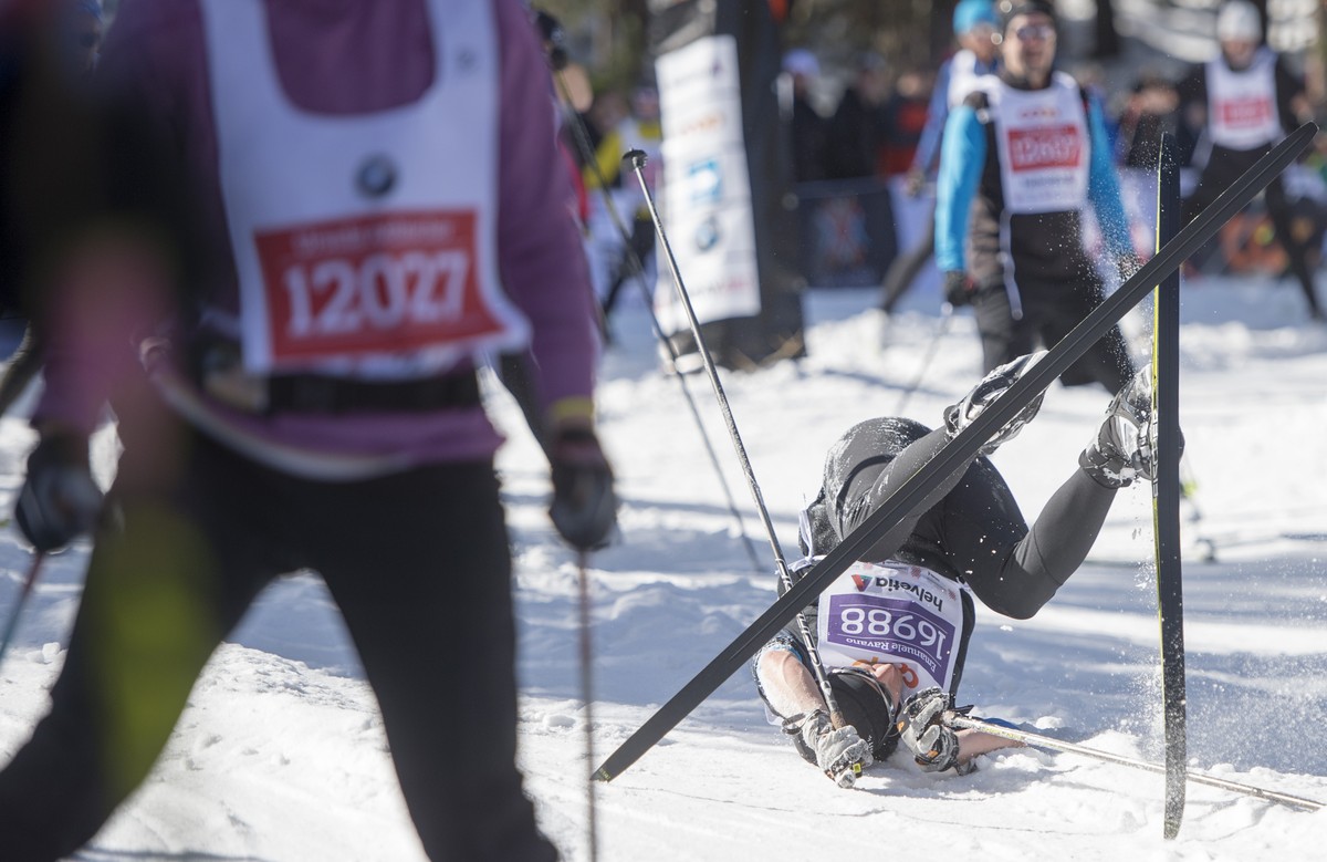 Thousands of sportsmen and -women are on the way at the Stazerwald downhill on the way from Maloya to S-Chanf in south Eastern Switzerland as they participate in the annual Engadin skiing marathon in  ...