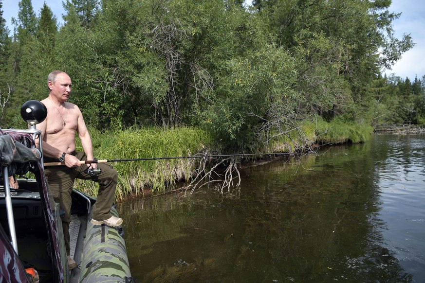 epa06125604 Russian President Vladimir Putin fishing at the cascade of mountain lakes during his vacation on 01-03 August 2017, (issued 05 August 2017) in the Tyva Republic in the southern Siberia, Ru ...