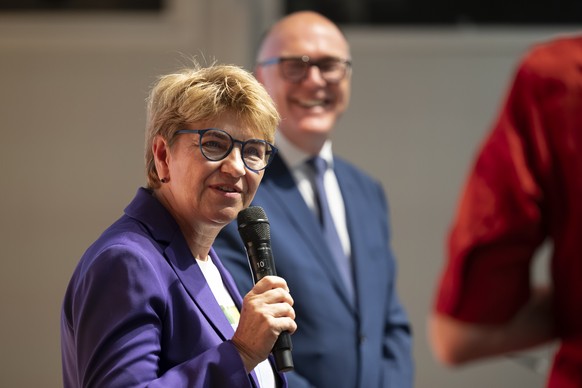 Alt Bundesraetin Viola Amherd, links, spricht vor Bundesrat Martin Pfister, an der Delegiertenversammlung der Mitte Partei, am Samstag, 28. Juni 2025 in Bern. (KEYSTONE/Anthony Anex)