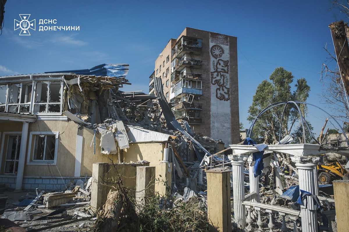 epa11564625 A handout photo released by the press service of the State Emergency Service (SES) of Ukraine shows Ukrainian rescuers working at the site of a rocket strike in Kramatorsk, Donetsk region, ...