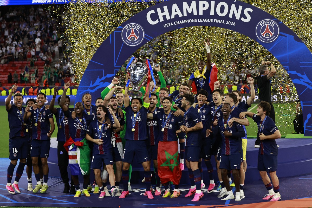 epa13005611 Players of PSG celebrates with the trophy after winning the UEFA Champions League final between Paris Saint-Germain and Arsenal in Budapest, Hungary, 30 May 2026. EPA/ANNA SZILAGYI
