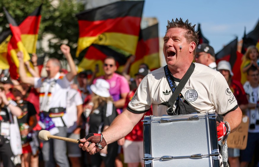 CHE, Z�rich, Schweden vs Deutschland, L�nderspiel, UEFA ,Stadion Letzigrund, UEFA European Women s Championship 2025, Gruppenphase, Spiel 3 im Bild: Fanwalk Fanclub Nationalmannschaft, Fans Deutschlan ...