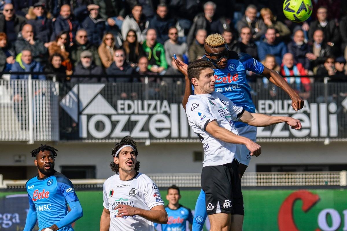 epa10448717 Napoli's Victor Osimhen against Spezia's Mattia Caldara during the italian soccer Serie A match Spezia Calcio vs SSC Napoli at the Alberto Picco stadium in La Spezia, Italy, 05 F ...