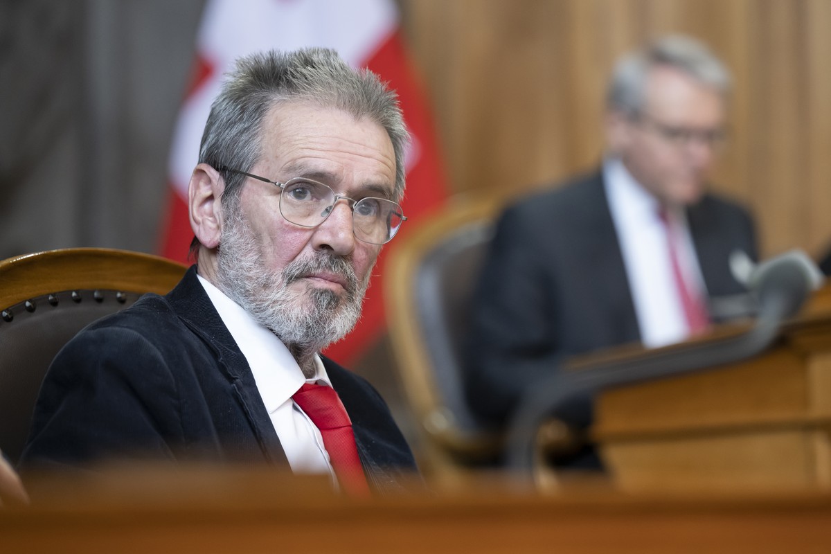 Roberto Zanetti, SP-SO, links, hoert einer Debatte zu, vor Thomas Hefti, FDP-GL, rechts, waehrend der Fruehlingssession der Eidgenoessischen Raete, am Donnerstag, 16. Maerz 2023 im Staenderat in Bern. ...