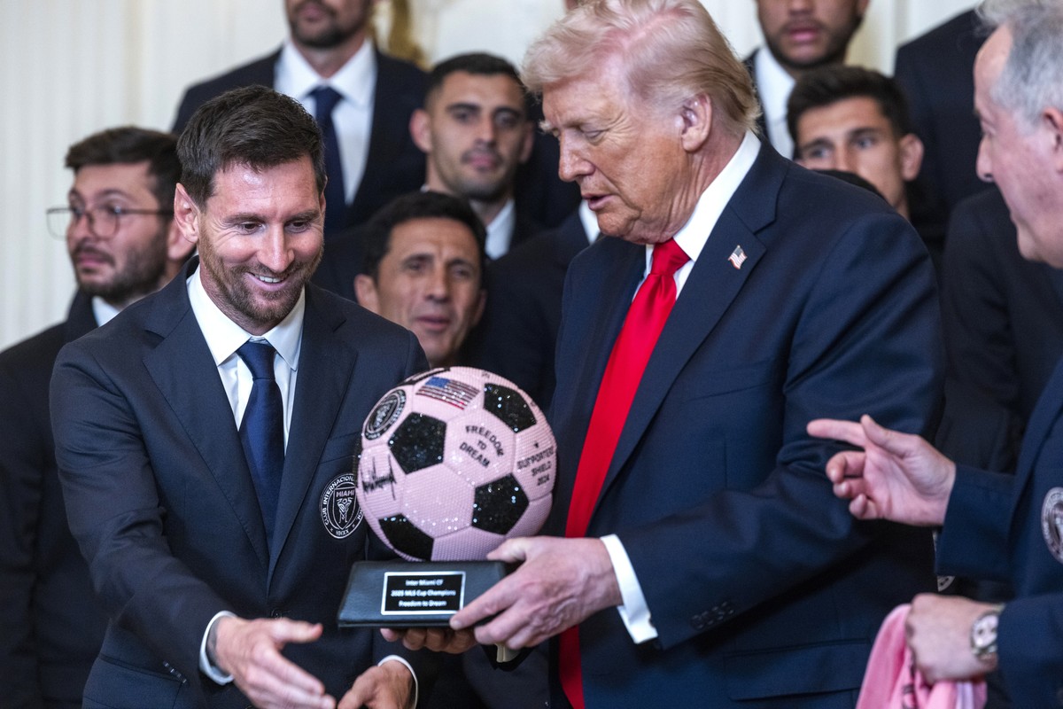 epaselect epa12798026 Inter Miami forward Lionel Messi (L) gives US President Donald Trump (C) a gift as Trump welcomes the Major League Soccer Champions, Inter Miami CF, to the East Room of the White ...