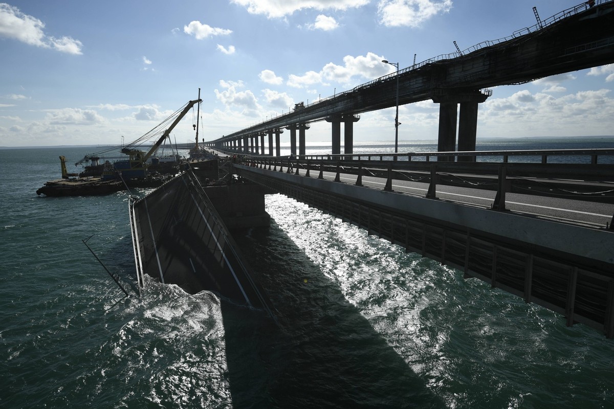 Russia Crimean Bridge Accident Restoration 8299497 20.10.2022 Workers dismantle damaged spans from road part of Crimean bridge connecting Russian mainland and Crimean peninsula over the Kerch Strait d ...