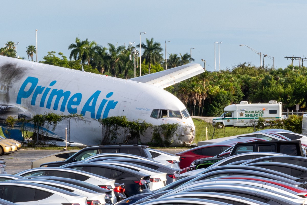 epaselect epa13218546 An Amazon Prime Air cargo plane sits on its nose after it overshot the runway at Miami International Airport in Miami, Florida, USA, 06 September 2026. EPA/D.A. VARELA