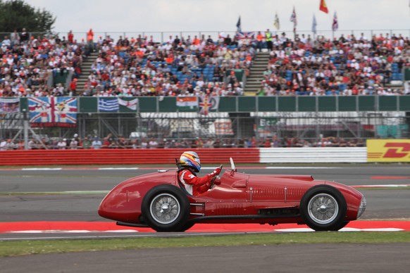 Bildnummer: 08148230 Datum: 10.07.2011 Copyright: imago/Crash Media Group
10.07.2011- Fernando Alonso (ESP), Scuderia Ferrari drives the 1951 Silverstone winning Ferrari 375 British Grand Prix, Silve ...