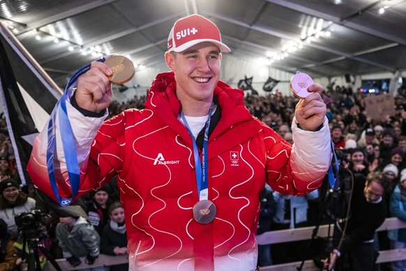 Franjo von Allmen, dreifacher Olympiasieger an den Olympischen Spielen Milano Cortina, zeigt seine drei Goldmedaillen an seinem grossem Empfang durch die Bevoelkerung, am Freitag, 20. Februar 2026 in  ...