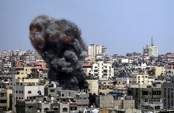 epaselect epa10108488 Smoke rises after an Israeli air strike in Gaza City, 06 August 2022. According to the Palestinian ministry of health, at least ten people were killed, including a child, in a se ...