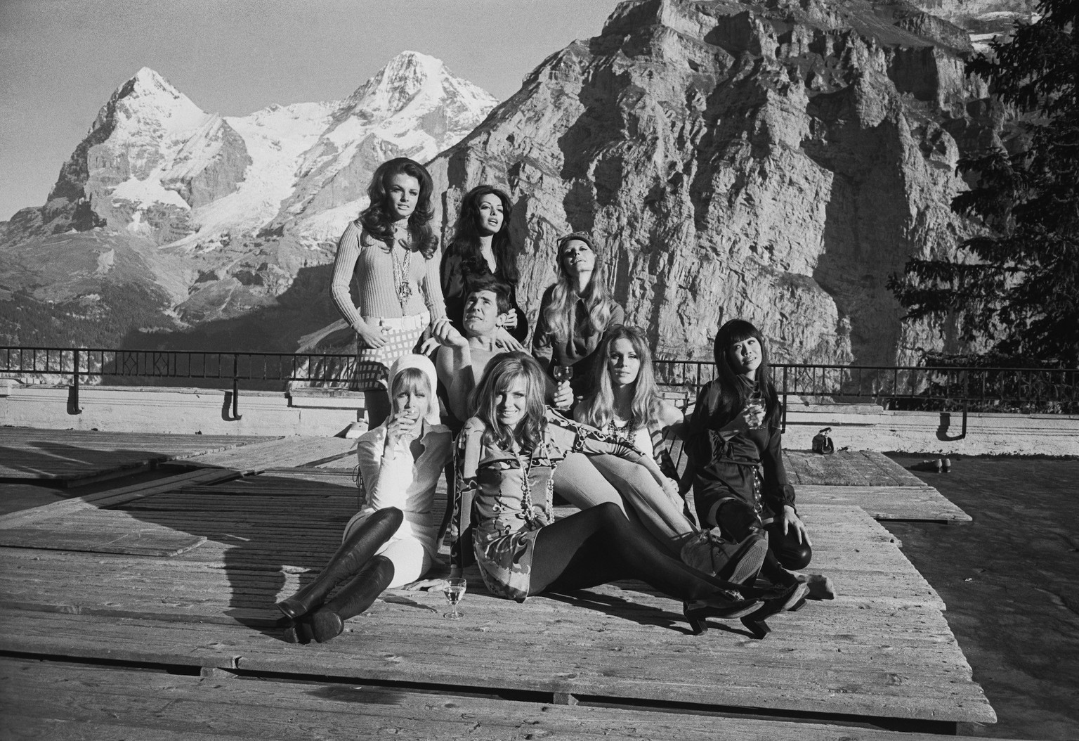 L'acteur australien George Lazenby pose avec plusieurs de ses co-stars féminines lors du tournage du nouveau film de James Bond 