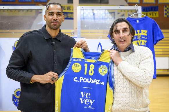 Thabo Sefolosha, gauche, ancien joueur de basketball de NBA, et le president veveysan Nathan Zana, droite, posent avec un maillot lors d'une conference de presse de Vevey Riviera Basket le jeudi 26 ja ...