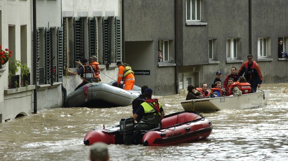 ZUR MEDIENKONFERENZ DES KANTONS BERN 10 JAHRE NACH HOCHWASSSER 2005  BILANZ UND AUSBLICK STELLEN WIR IHNEN AM MONTAG, 17. AUGUST 2015, FOLGENDES ARCHIVBILD ZUR VERFUEGUNG - Firemen and civil protec ...