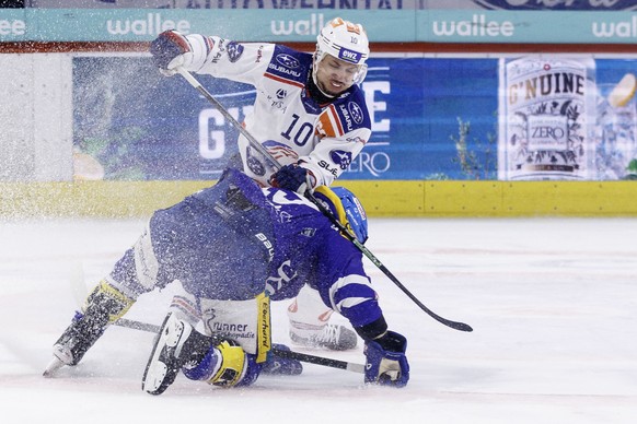 ZSC Lions Stuermer Sven Andrighetto (#10) gegen EHC Kloten Verteidiger Steve Kellenberger waehrend dem Eishockey-Meisterschaftsspiel der National League zwischen den Teams EHC Kloten und ZSC Lions am  ...