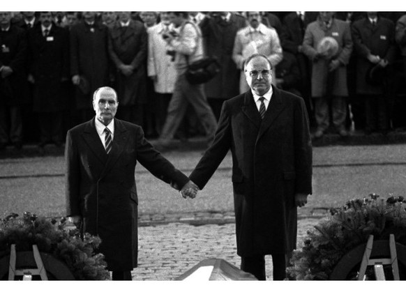 Der ehemalige deutsche Bundeskanzler Helmut Kohl ist tot
&quot;Der langjÃ¤hrige CDU-Vorsitzende starb im Alter von Jahren am 87 Jahren.&quot;

Lest ihr die Artikel wirklich nicht mehr durch, bevor s ...