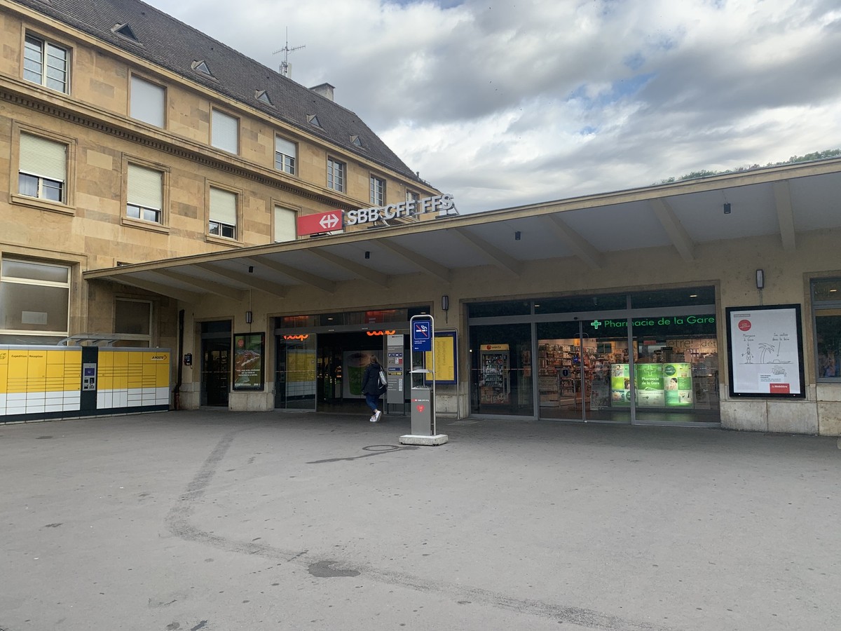 La place de la gare de Neuchâtel ne permet plus aux voitures de se garer et ça énerve les automobilistes comme une partie des commerçants. Certains craignent que le lieu devienne un point de deal.