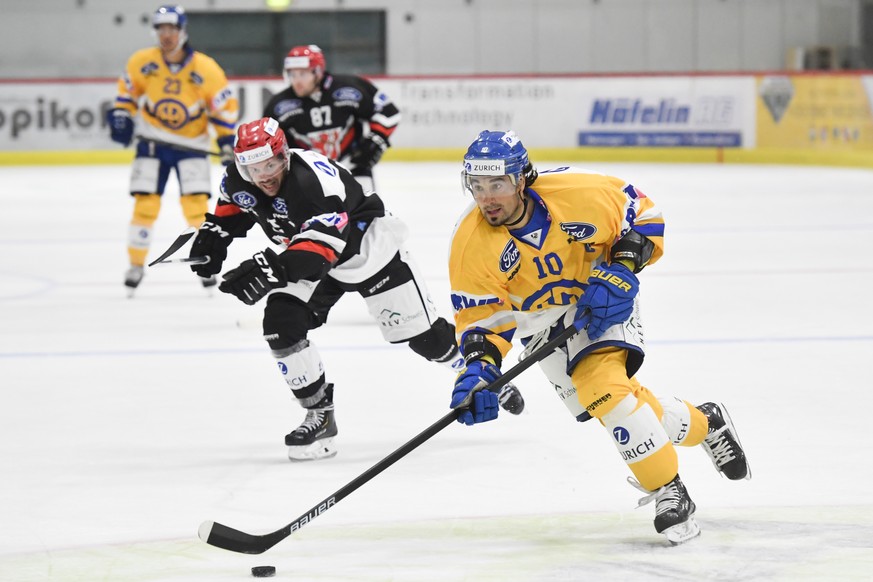 Davos&#039; Andres Ambuehl, rechts, verfolgt von Frauenfeld&#039;s Pascal Rieser, im 1/16-Final Cup-Eishockeyspiel zwischen dem EHC Frauenfeld und dem HC Davos, am Mittwoch, 11. September 2019, auf de ...