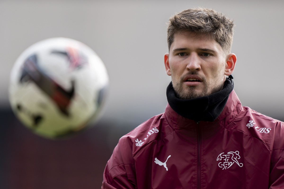epa11720264 Switzerland goalkeeper Gregor Kobel during a training session of the national team in Zurich, Switzerland, 14 November 2024. Switzerland face Serbia in a UEFA Nations League match on 15 No ...