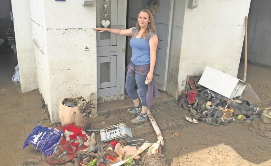 «So hoch stand
das Wasser.»
Rebecca Kaiser im
Eingangsbereich
des Hauses ihrer
Eltern.&nbsp;