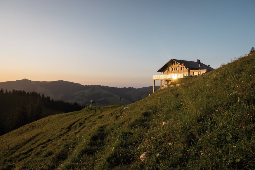 Ein Berggasthaus auf einer Wanderung am Ausflugsberg Vounetz während dem Sonnenuntergang. Rauszeit Kurze Herbstwanderungen