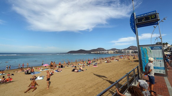 epa08034957 Tourists enjoy the warm and sunny weather at Las Canteras beach in Las Palmas de Gran Canaria, Canary Islands, Spain, 30 November 2019, as temperatures increased to 27 degrees Celsius. EPA ...