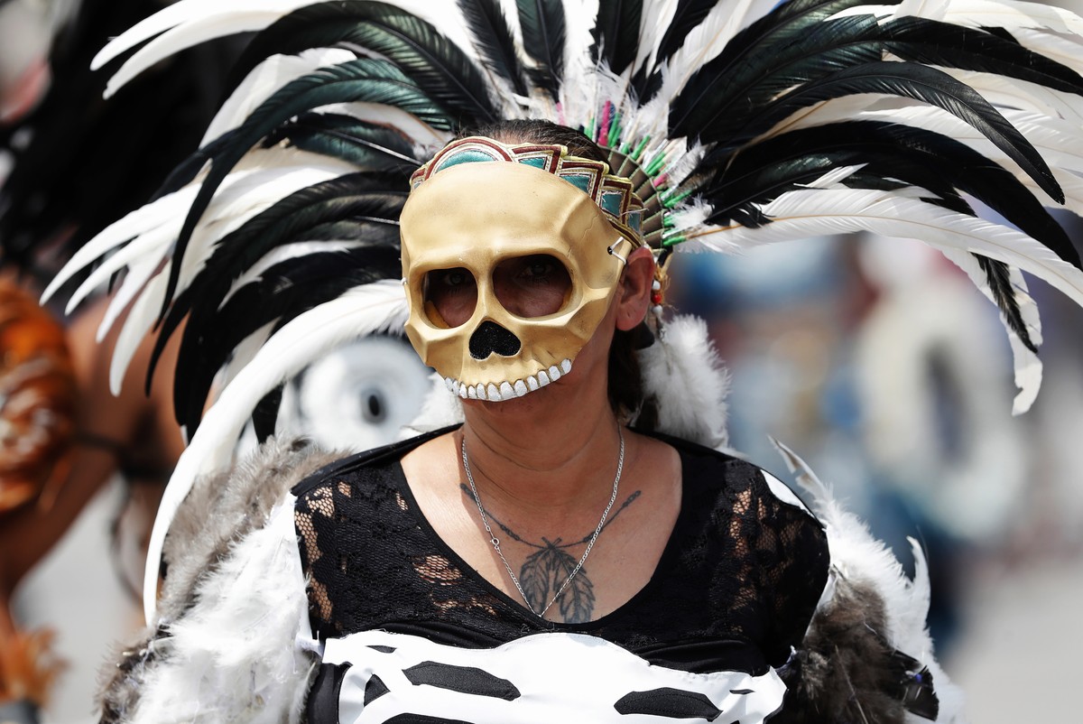 epa10770436 Dancers celebrate with offerings and rituals the ceremony of the 698th anniversary of the founding of Mexico-Tenochtitlan, in the Zocalo of Mexico City, Mexico, 26 July 2023. Hundreds of p ...