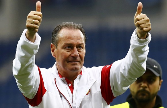 Daumen hoch bei Huub Stevens, doch der VfB-Trainer macht nicht weiter.