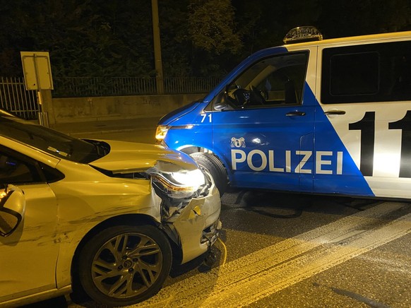 Ein Autofahrer mit mutmasslichem Entführungsopfer ist in der Nacht auf den 6. September nach seiner Flucht von Frankreich in die Schweiz in Basel festgenommen worden. Der Festnahme in der St. Jakobs-S ...