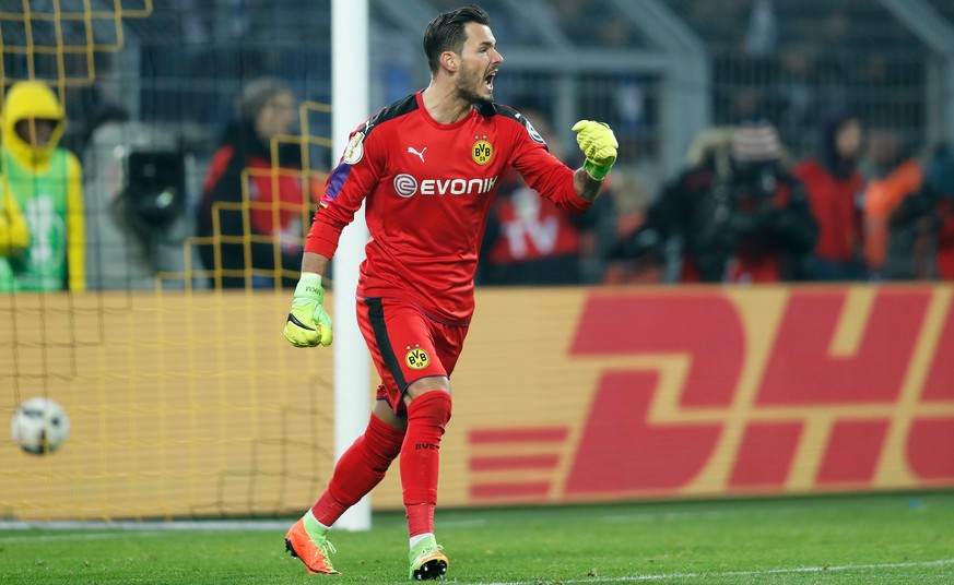 epa05779052 Roman Buerki of Borussia Dortmund celebrates after winning the penalty shootout during the German DFB Cup soccer match between Borussia Dortmund and Hertha BSC Berlin in Dortmund, Germany, ...