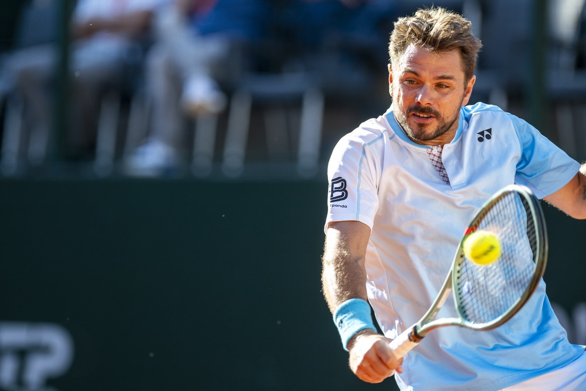epa12978766 Stan Wawrinka from Switzerland in action against Alex Michelsen from the United States during their men's singles round of 16 match at the Geneva Open tennis tournament in Geneva, Swi ...