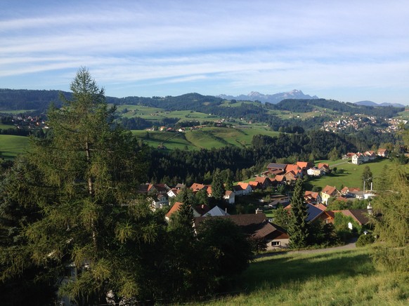 Ein herrlicher Morgen zum Start der 28. Etappe. Der Blick von Rehetobel (Gemeinde 338) Richtung Säntis.