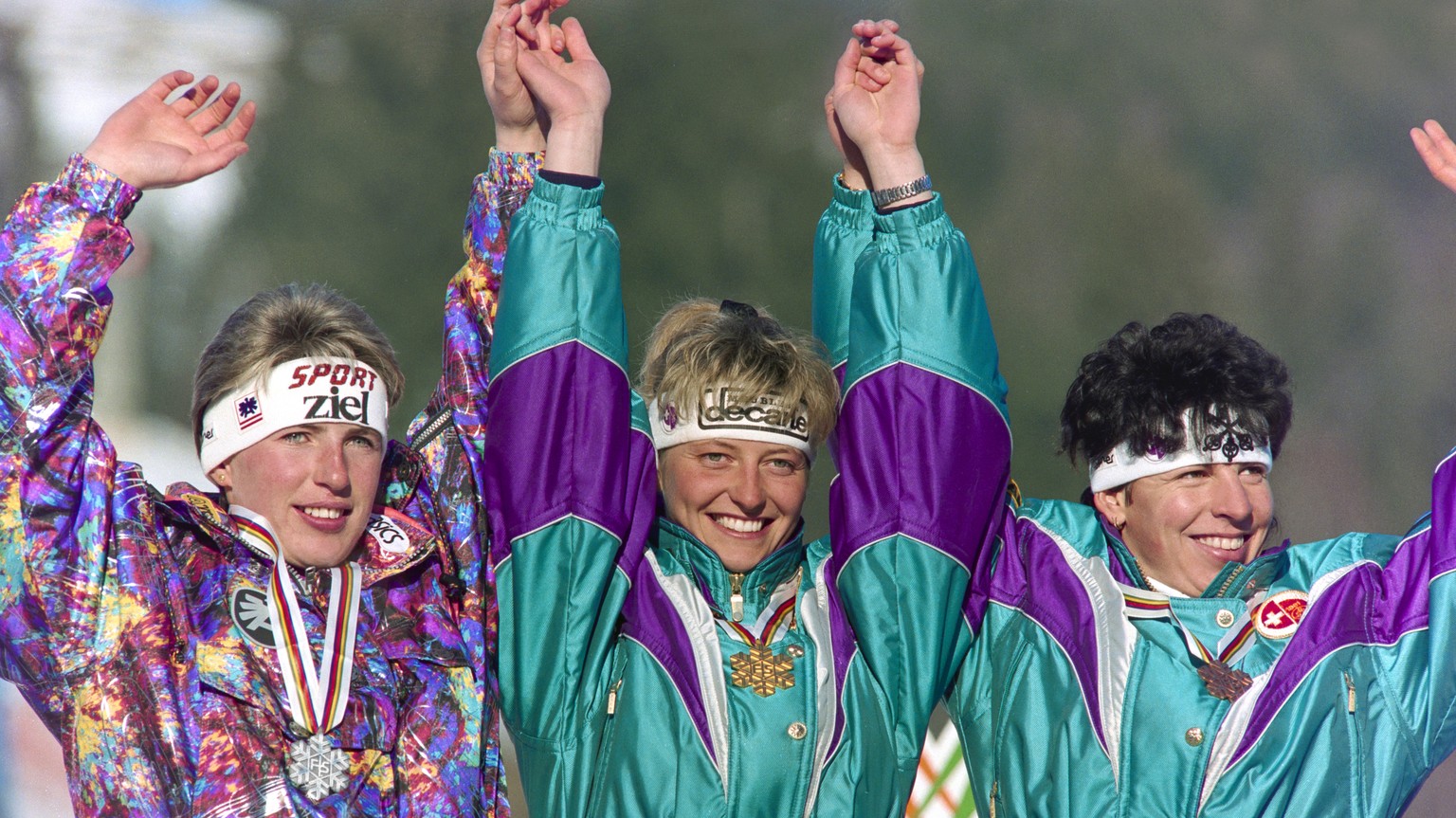 Chantal Bournissen, Mitte, gewinnt bei den Alpinen Skiweltmeisterschaften in Saalbach die Kombination vor Ingrid Stoeckl, links, und Vreni Schneider, rechts, aufgenommen am 25. Januar 1991. (KEYSTONE/ ...