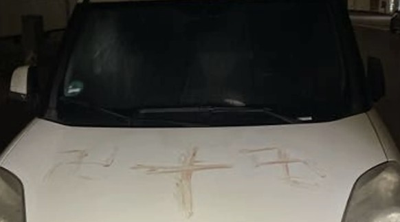 Hakenkreuze aus Blut auf Autos in Hanau DE