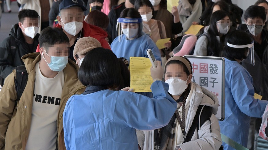 epa10386005 Quarantine officials introduce procedures for COVID-19 tests to entrants from China upon their arrival at Incheon International Airport in Incheon, South Korea, 02 January 2023, when South ...