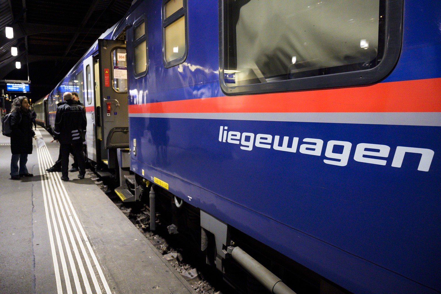 Un passager marche le long d'un train de nuit "Nightjet" exploite par la compagnie Oesterreichische Bundesbahnen,OBB, qui relie les villes de Zuerich et Vienne en Autriche le dimanche 9 ...